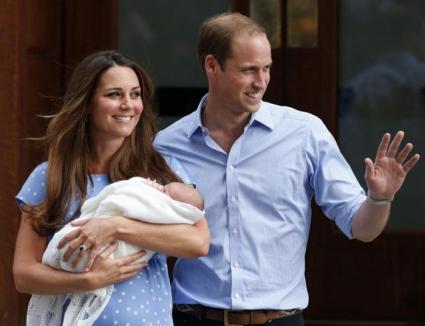 Primele imagini cu bebeluşul regal: "Seamănă cu Kate, din fericire" (VIDEO)